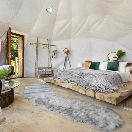 Lakeside Geo Dome Overlooking Windermere